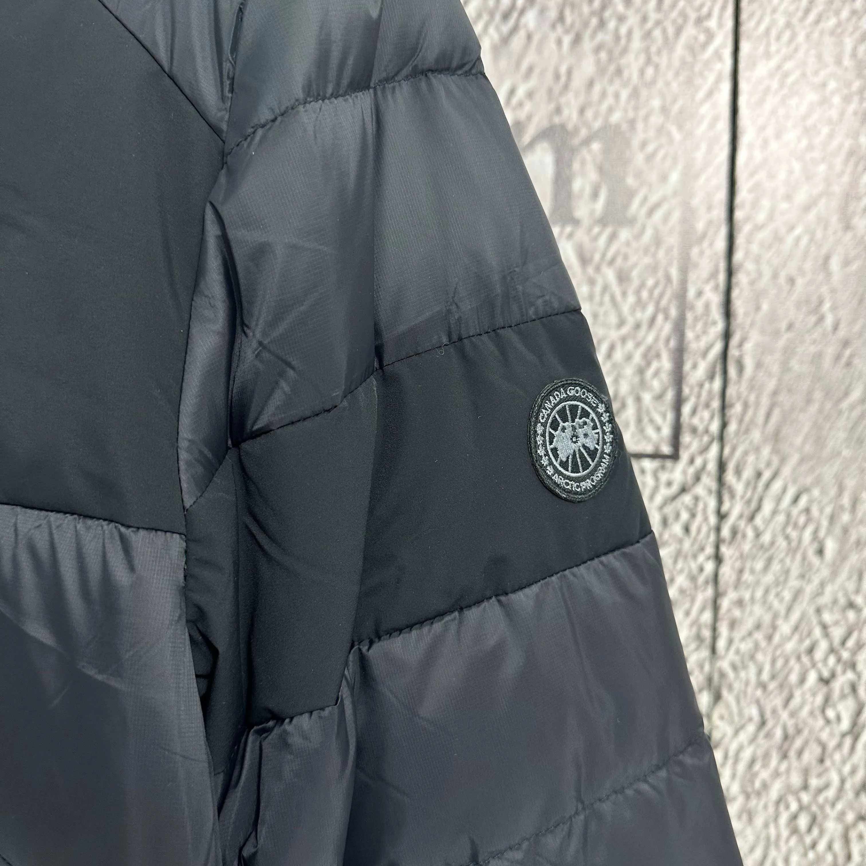 P960 𝙉𝙚𝙬⚜️ CANADA*GOOSE Canada Goose 25-year winter light down jacket, 90 white duck down filling, windproof and wear-resistant, splicing design upper body effect does not appear bloated Color: Apricot Black Size: 48-56